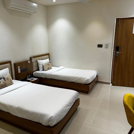 Siara Styles Amba Suites, Гандинагар Экстерьер фото