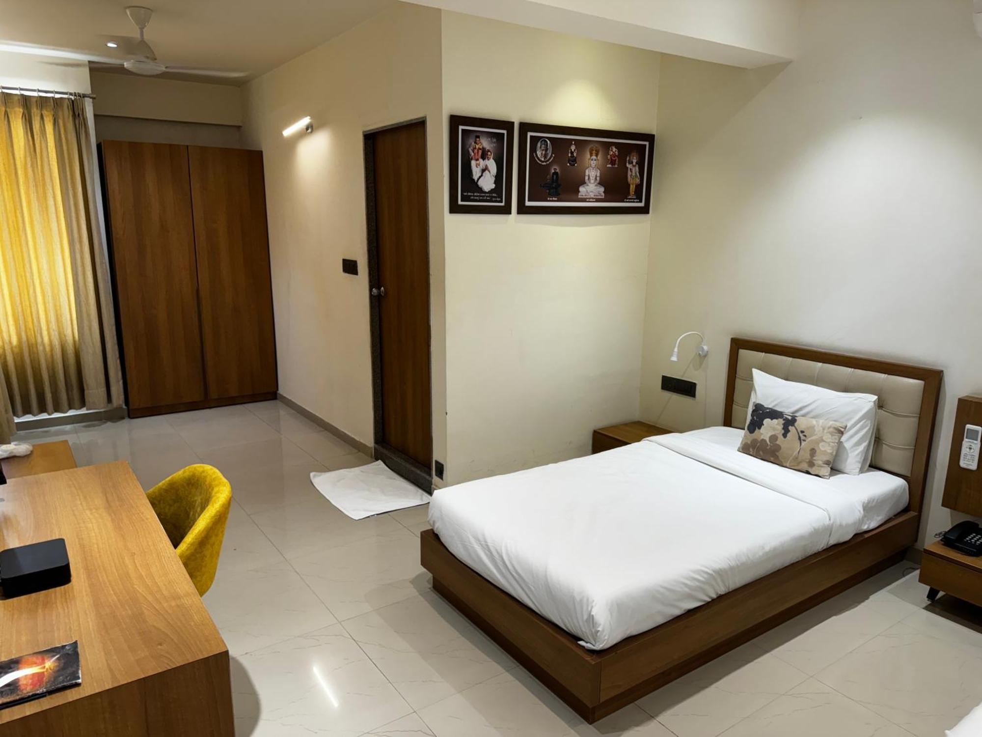 Siara Styles Amba Suites, Гандинагар Экстерьер фото