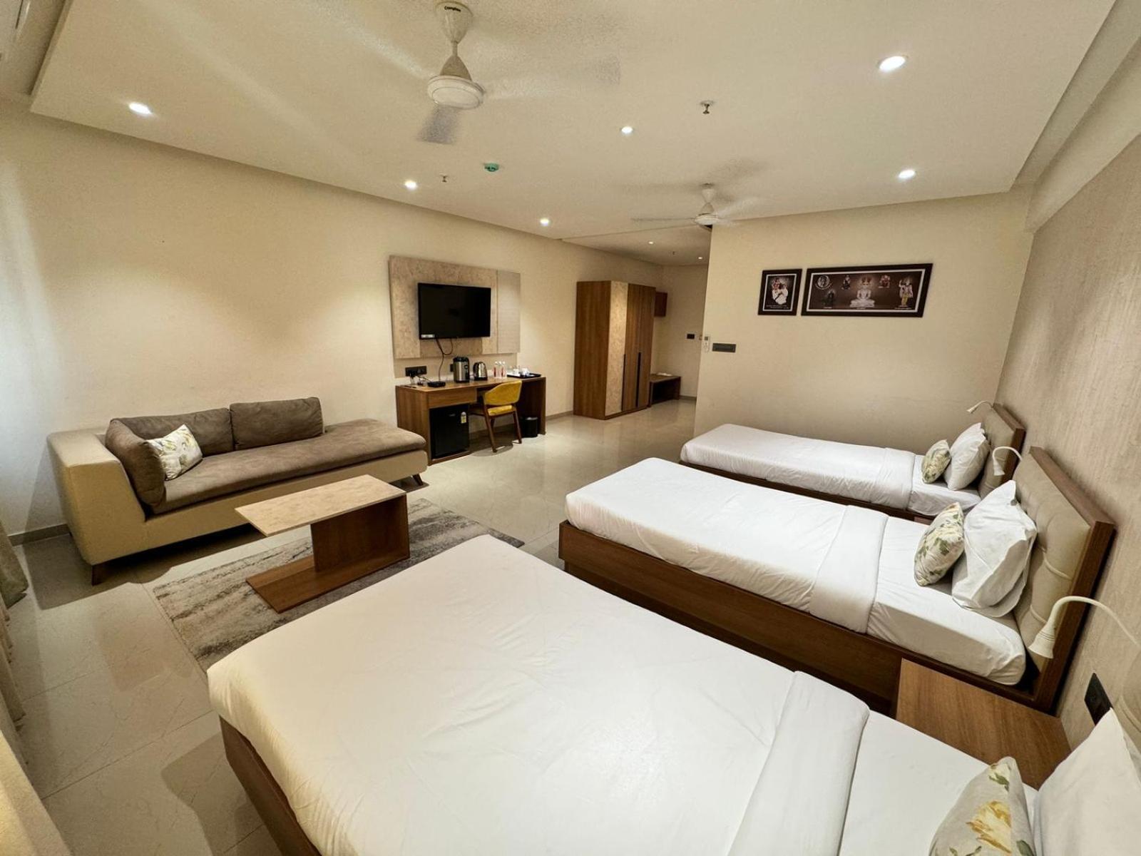 Siara Styles Amba Suites, Гандинагар Экстерьер фото