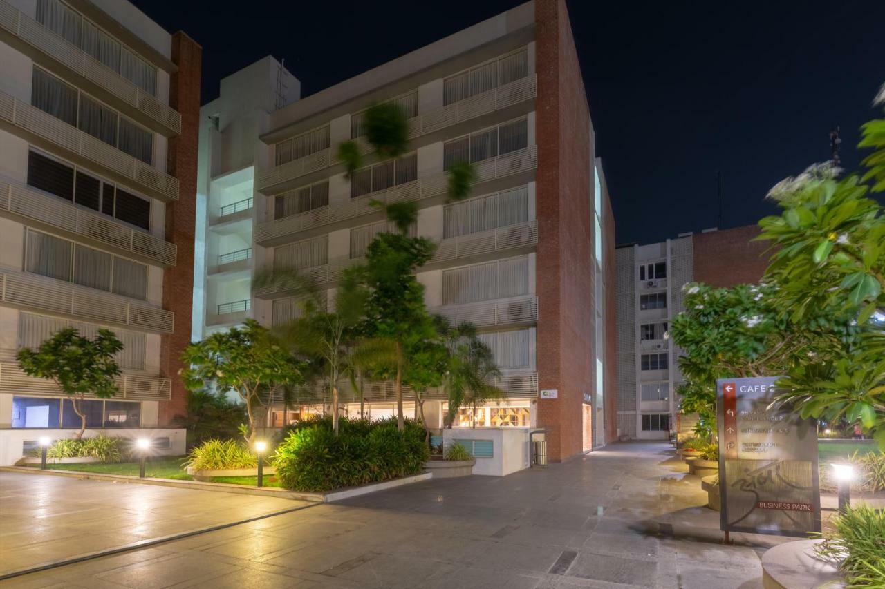 Siara Styles Amba Suites, Гандинагар Экстерьер фото