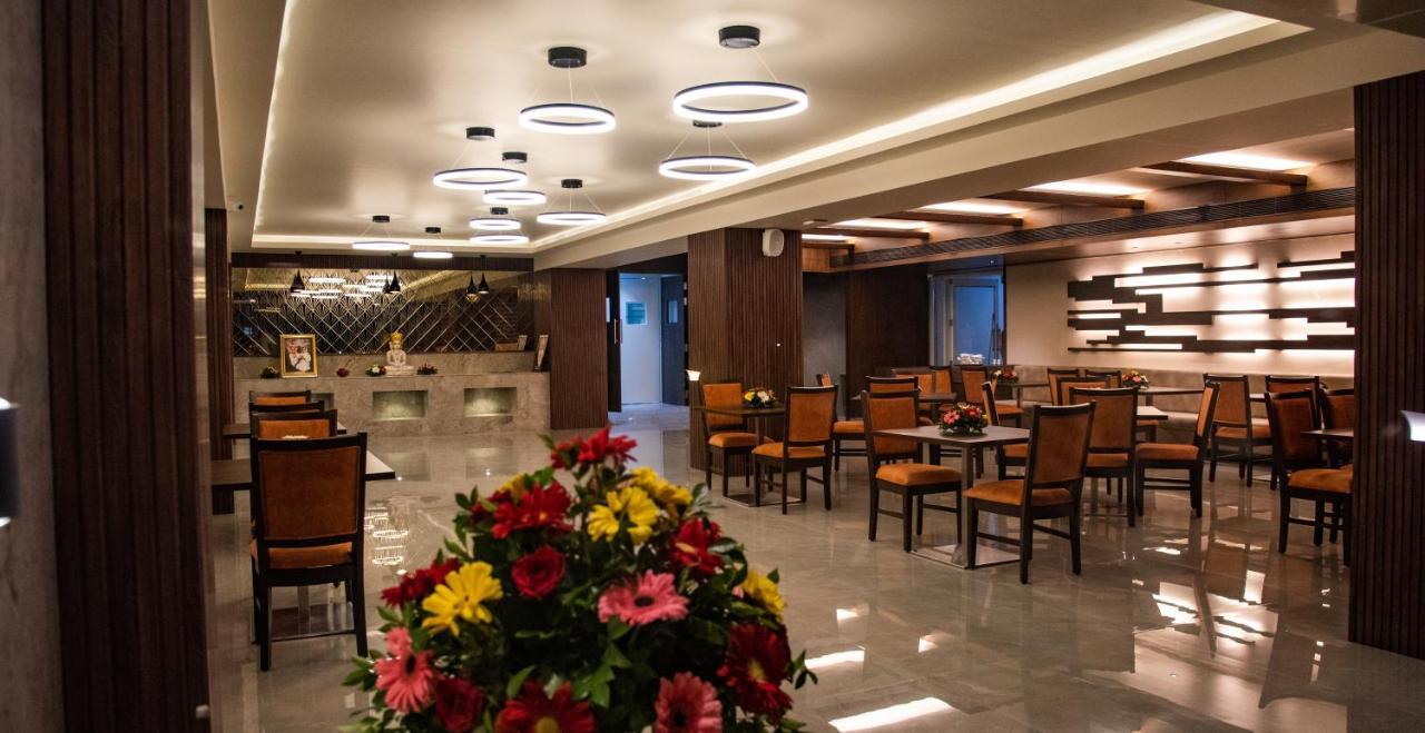 Siara Styles Amba Suites, Гандинагар Экстерьер фото